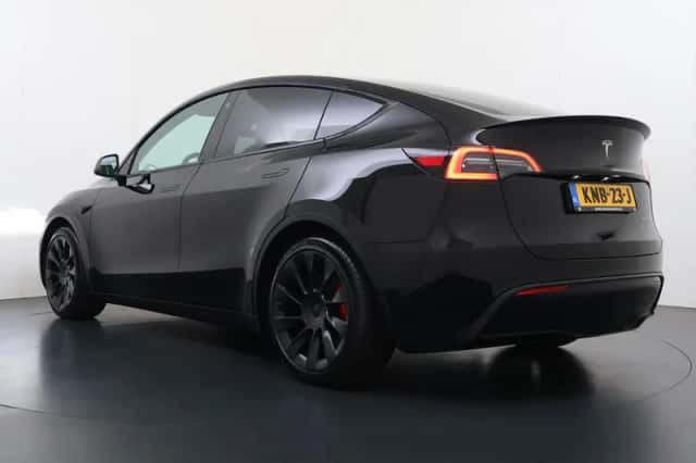 Tesla Model Y (2023) thumbnail 6