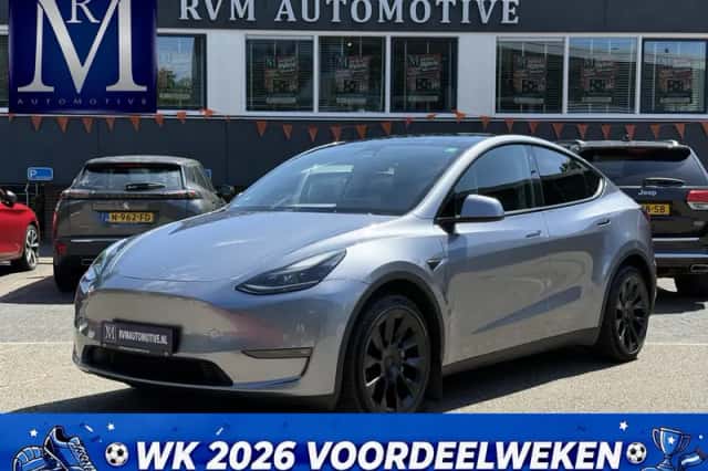 Tesla Model Y (2024) thumbnail 1