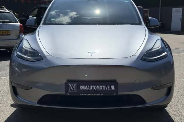 Tesla Model Y (2024) thumbnail 2