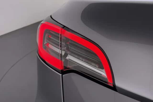 Tesla Model Y (2024) thumbnail 2