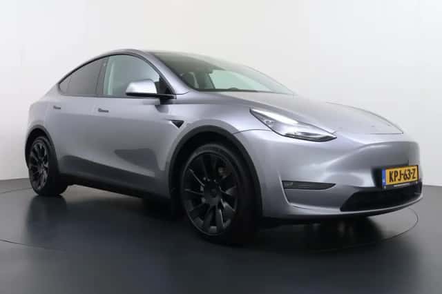 Tesla Model Y (2024) thumbnail 3