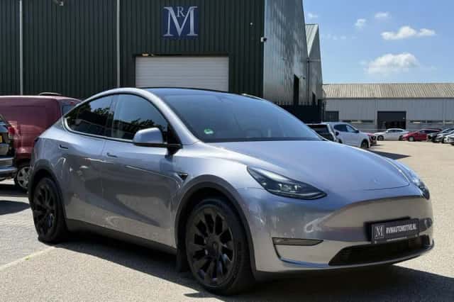 Tesla Model Y (2024) thumbnail 3