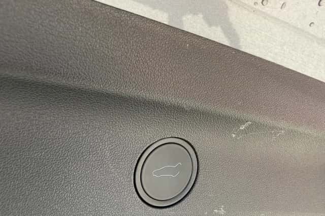 Tesla Model Y (2024) thumbnail 4