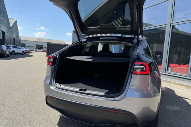 Tesla Model Y (2024) thumbnail 5