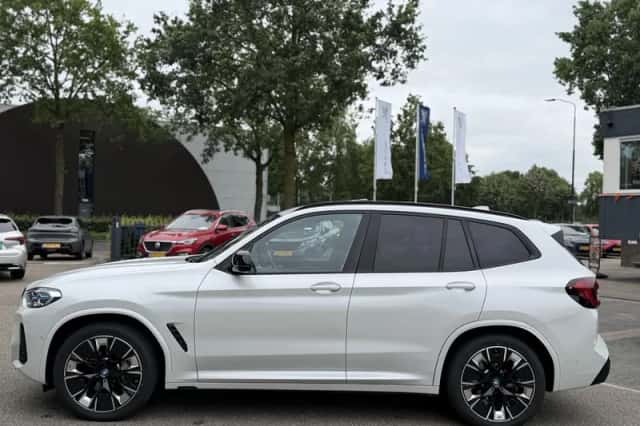 BMW iX3 (2023) thumbnail 2