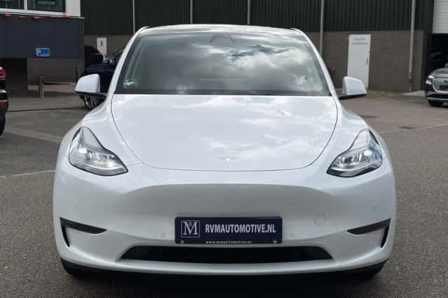 Tesla Model Y (2022) thumbnail 2