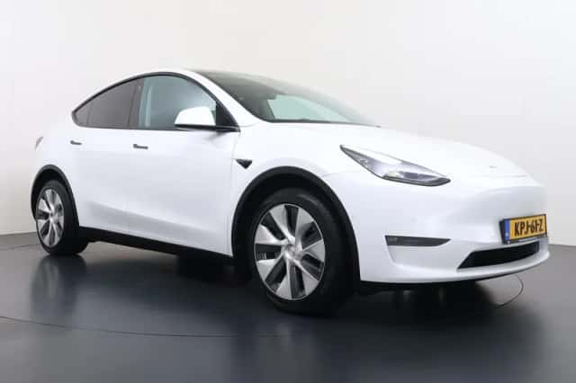 Tesla Model Y (2022) thumbnail 3