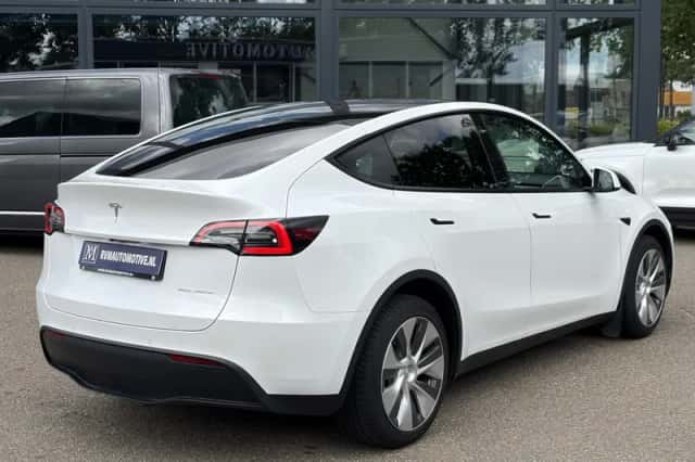 Tesla Model Y (2022) thumbnail 4