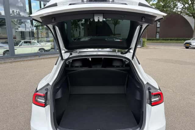 Tesla Model Y (2022) thumbnail 6