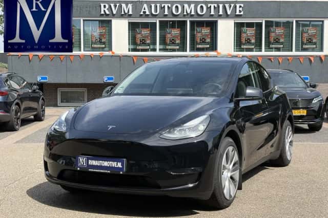 Tesla Model Y (2024) thumbnail 1