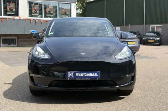 Tesla Model Y (2024) thumbnail 3