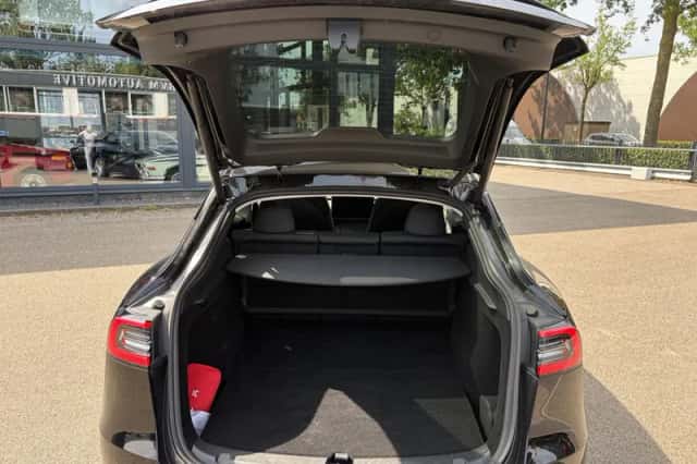 Tesla Model Y (2024) thumbnail 5