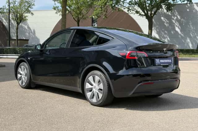 Tesla Model Y (2024) thumbnail 6