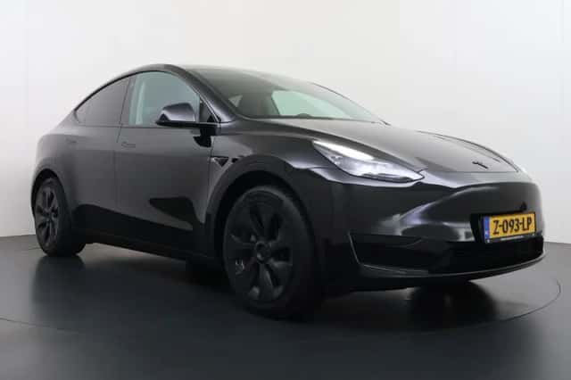 Tesla Model Y (2023) thumbnail 2