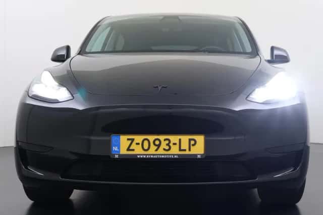 Tesla Model Y (2023) thumbnail 3