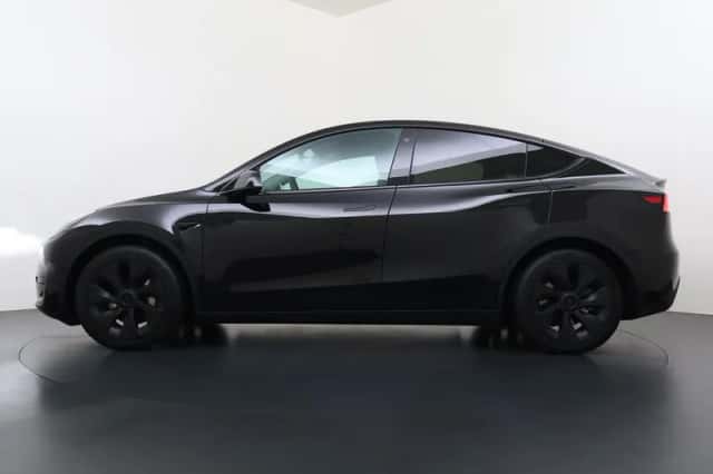 Tesla Model Y (2023) thumbnail 4