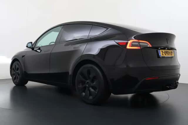 Tesla Model Y (2023) thumbnail 5