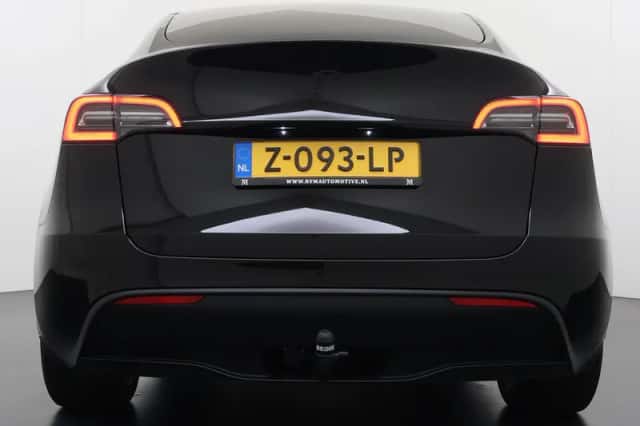 Tesla Model Y (2023) thumbnail 6