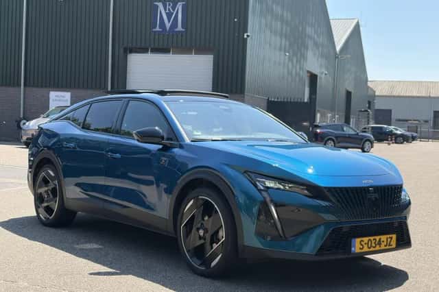 Peugeot 408 (2023) thumbnail 3