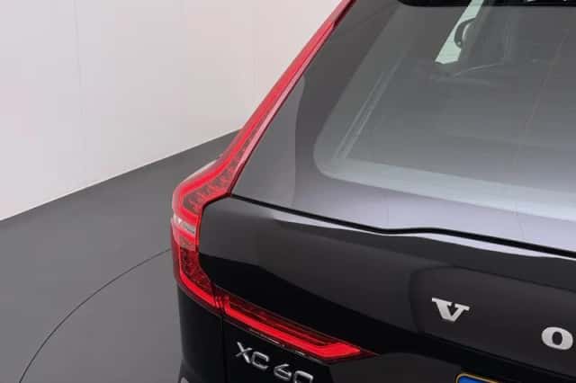 Volvo XC60 (2021) thumbnail 2