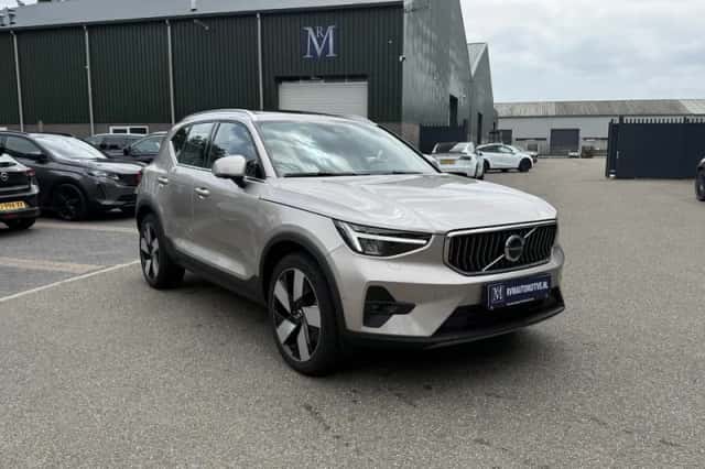 Volvo XC40 (2023) thumbnail 3