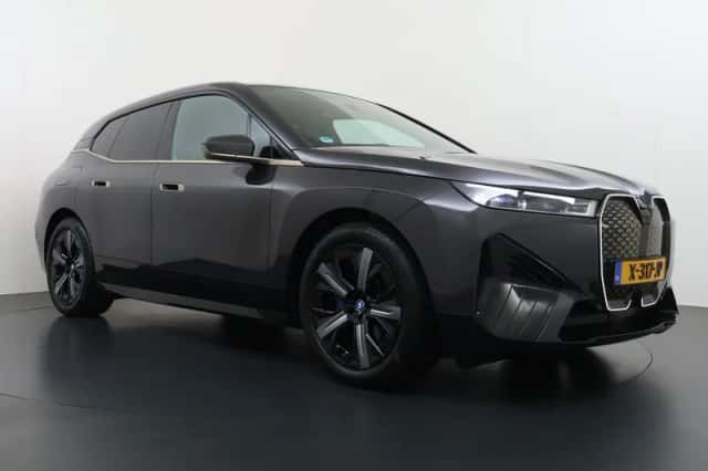 BMW iX (2023) thumbnail 3