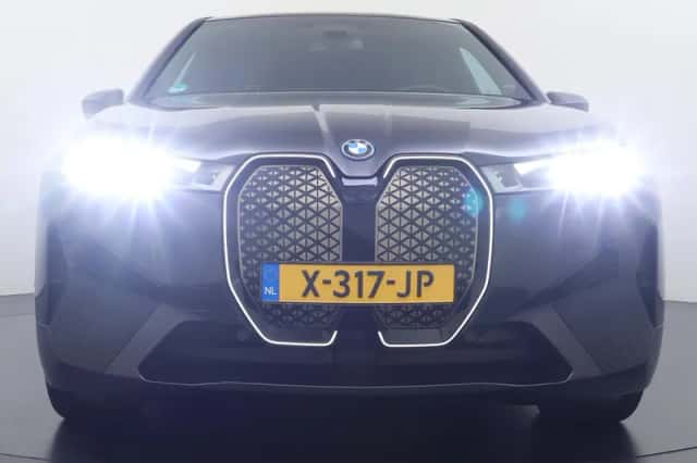 BMW iX (2023) thumbnail 4