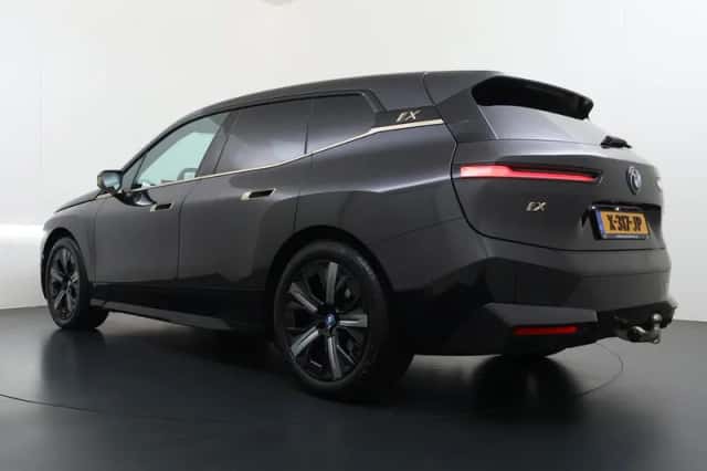 BMW iX (2023) thumbnail 6