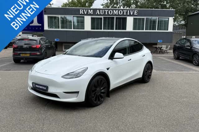 Tesla Model Y (2024) thumbnail 1