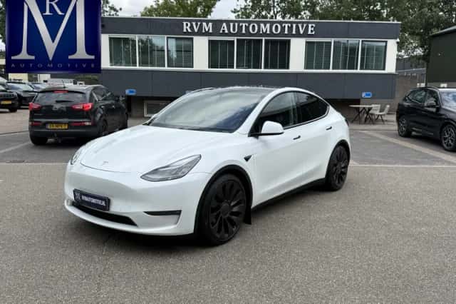 Tesla Model Y (2024) thumbnail 1
