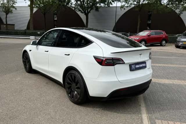 Tesla Model Y (2024) thumbnail 2