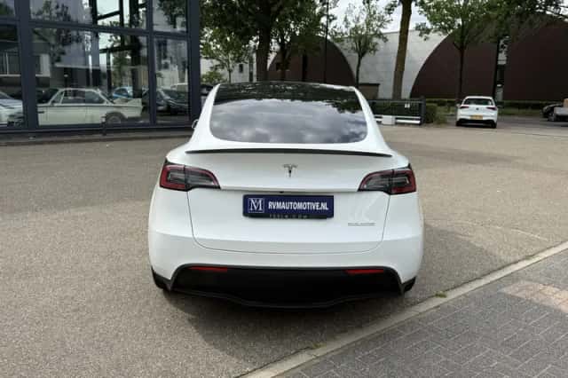 Tesla Model Y (2024) thumbnail 3