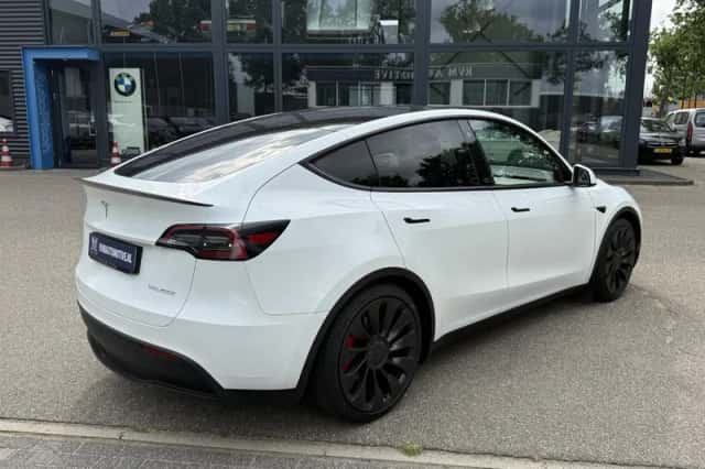 Tesla Model Y (2024) thumbnail 4