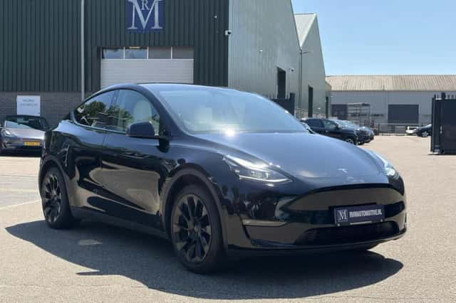 Tesla Model Y (2024) thumbnail 3
