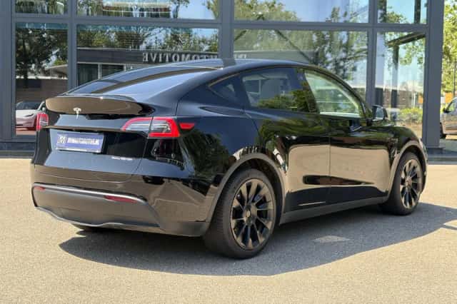 Tesla Model Y (2024) thumbnail 4
