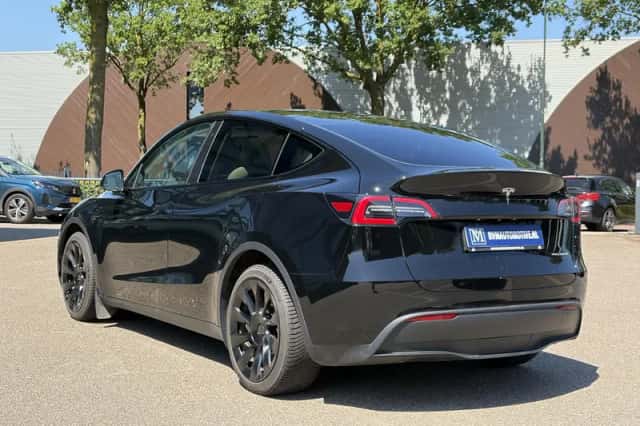 Tesla Model Y (2024) thumbnail 5
