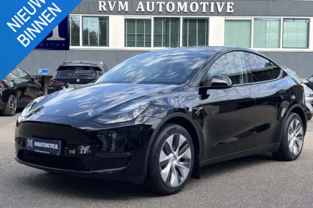 Tesla Model Y (2024) thumbnail 1