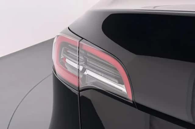 Tesla Model Y (2024) thumbnail 2