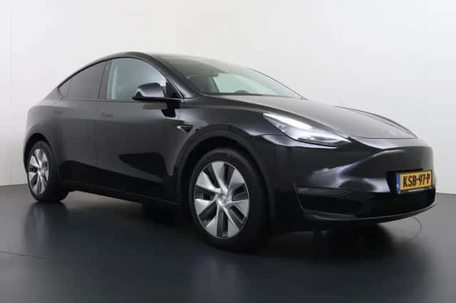 Tesla Model Y (2024) thumbnail 3