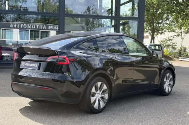 Tesla Model Y (2024) thumbnail 3