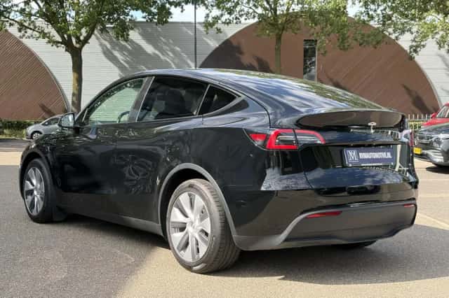 Tesla Model Y (2024) thumbnail 4