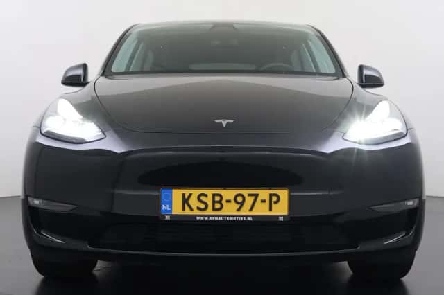 Tesla Model Y (2024) thumbnail 4