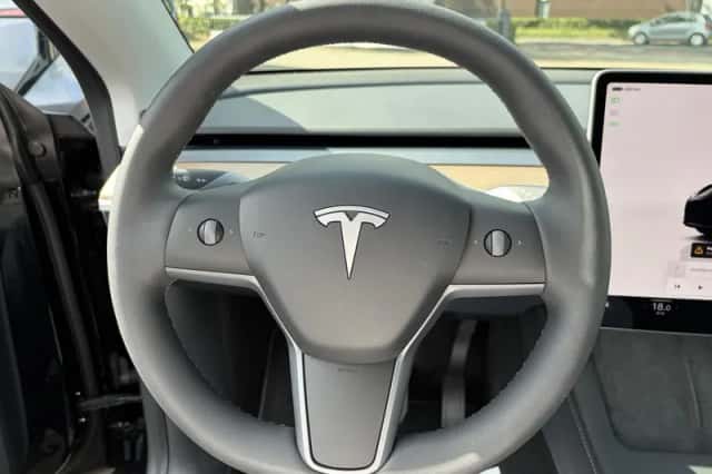 Tesla Model Y (2024) thumbnail 6