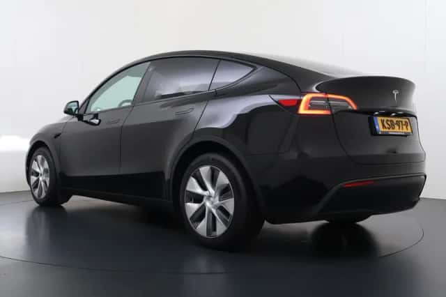 Tesla Model Y (2024) thumbnail 6