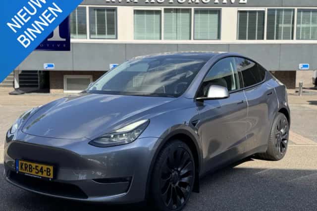 Tesla Model Y (2024) thumbnail 1