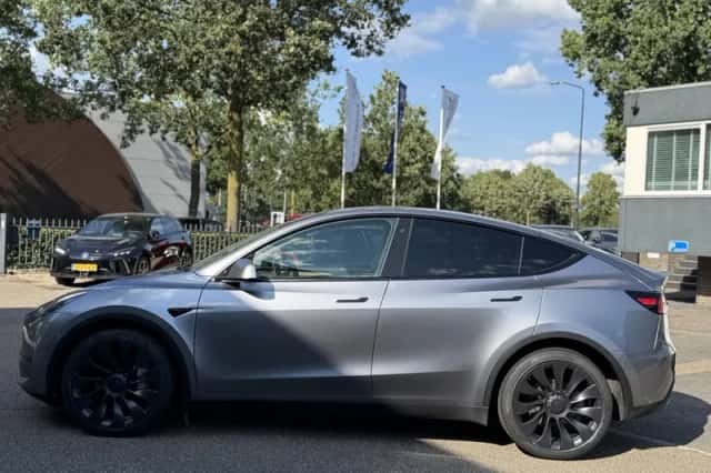 Tesla Model Y (2024) thumbnail 2