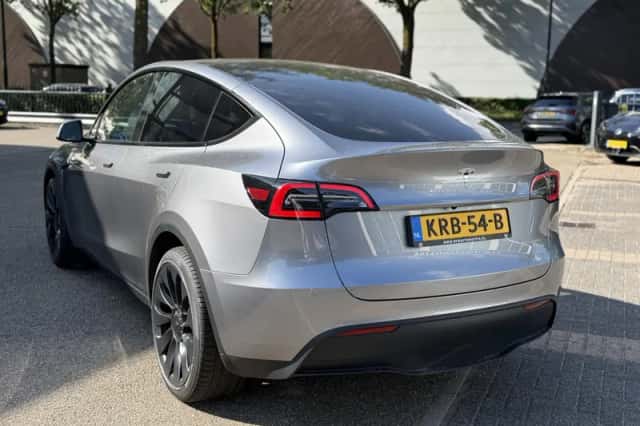 Tesla Model Y (2024) thumbnail 3