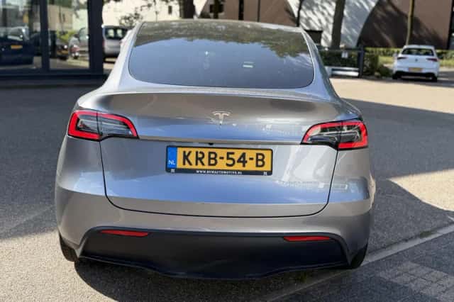 Tesla Model Y (2024) thumbnail 4