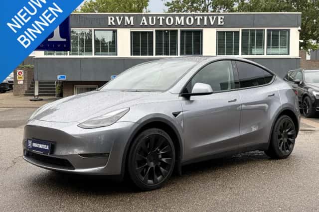 Tesla Model Y (2023) thumbnail 1