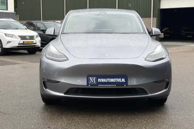 Tesla Model Y (2023) thumbnail 3